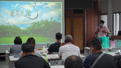 The young farmer from the tribe shared Wendan marketing practices.--view in new window