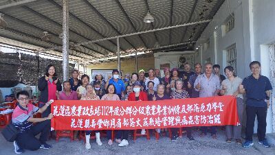 Most of the farmers are elderly and need to constantly learn new cultivation techniques.--view in new window