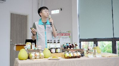 Assistant Researcher Po-Han Chen introduced a variety of whole pomelo processing products.--view in new window
