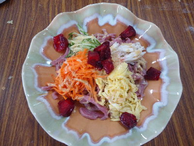 族人自己製作的紅肉李涼麵--將另開視窗看原圖