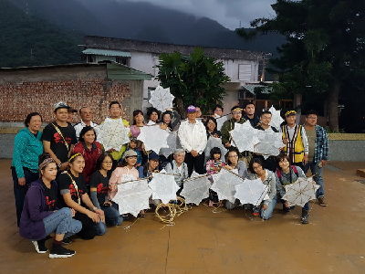 遊客與族人開心展示像星星一樣的風箏--將另開視窗看原圖