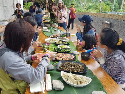 遊客自己動手處理食材，吃起來特別美味--將另開視窗看原圖