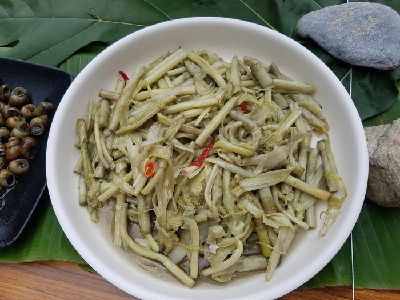 蘆葦心和蘆葦花炒成一大盤--將另開視窗看原圖