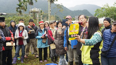 蔡依真助理研究員介紹有機栽培常用的防治資材--將另開視窗看原圖