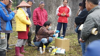 陳志剛助教現場操作如何調配防治資材--將另開視窗看原圖