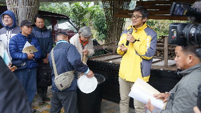 蔣金英部落農友操作有機液肥製作--將另開視窗看原圖