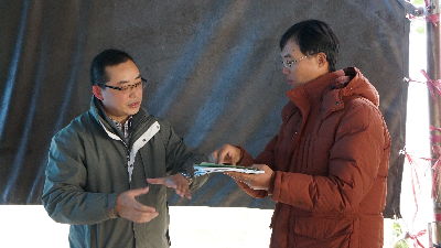 農友向林文華助理研究員詢問共生間作栽培技術--將另開視窗看原圖