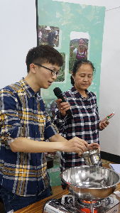 陳柏翰助理研究員先示範小米餅乾製作--將另開視窗看原圖