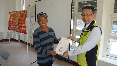 蔡宜峯副場長頒贈證書予族人--將另開視窗看原圖