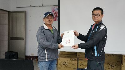 行動教室承辦人員林正木頒贈證書予族人--將另開視窗看原圖