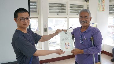 行動教室承辦人員林正木頒贈證書予族人--將另開視窗看原圖