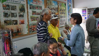 農友與農改場植物保護講師蔡濰安助理研究員互動熱絡--將另開視窗看原圖