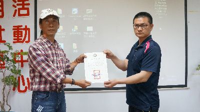 林正木助理研究員頒贈證書給農友--將另開視窗看原圖