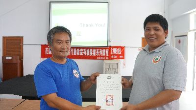 萬榮鄉公所農業課王志翔課長頒贈證書予族人--將另開視窗看原圖