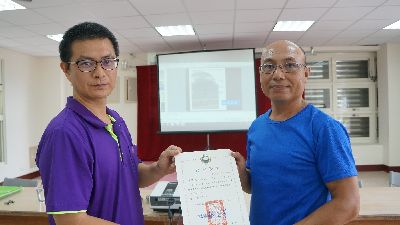 花蓮農改場林正木助理研究員頒贈證書給族人陳榮松--將另開視窗看原圖