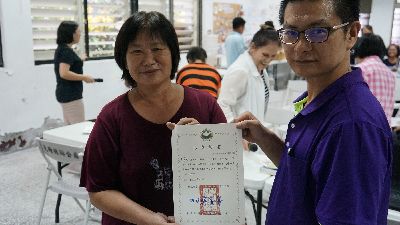 花蓮農改場林正木助理研究員頒贈證書給部落族人王菊妹--將另開視窗看原圖