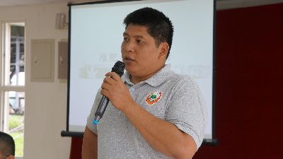 萬榮鄉公所農業課王志翔課長勉勵族人多向講師請教--將另開視窗看原圖