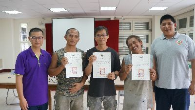 頒贈證書給族人--將另開視窗看原圖