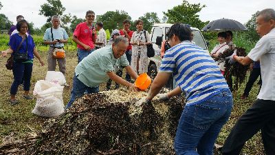 讓族人做中學 相互合作逐漸完成堆肥半成品--將另開視窗看原圖