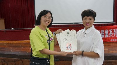 萬榮鄉公所周秀蓉課員頒贈證書予族人--將另開視窗看原圖