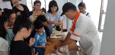 族人認真觀看老師的示範操作--將另開視窗看原圖