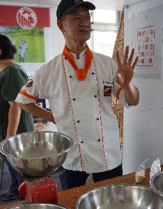 臺灣觀光學院廚藝系何金源老師進行手作蕎麥麵條與蕎麥饅頭教學--將另開視窗看原圖