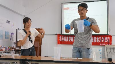 助教邱智迦先生示範如何配製亞磷酸防治資材--將另開視窗看原圖