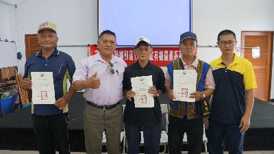 花蓮農改場林正木助理研究員及萬榮鄉王金華鄉民代表共同頒贈證書給族人--將另開視窗看原圖