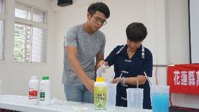 族人操作有機病蟲害防治資材配製--將另開視窗看原圖