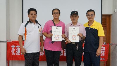 林正木助理研究員及萬榮鄉王若翰鄉民代表共同頒贈證書給族人--將另開視窗看原圖