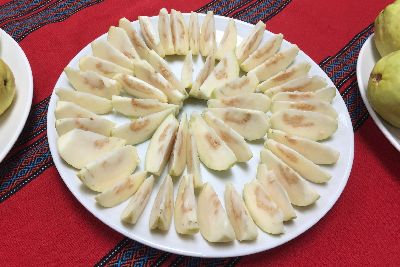 中山月拔果肉白嫩帶微黃--將另開視窗看原圖