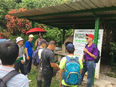 研究人員實地展示說明本場農業、食物、生態循環技術之導入--將另開視窗看原圖