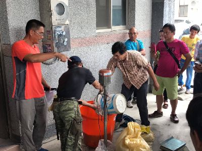 讓農友現場操作高氮及高鉀有機液肥製作 加深學習印象--將另開視窗看原圖