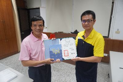 農民學院承辦人員林正木助理研究員頒贈結訓證書及禮物予學員長--將另開視窗看原圖