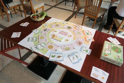 「Ina野菜廚房」桌遊教材整組包含遊戲底圖、野菜卡、基礎食材卡、料理加分卡、豆類加分卡--將另開視窗看原圖