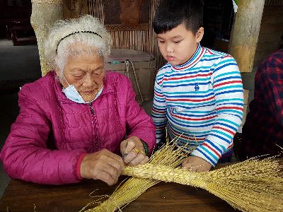 部落耆老吳連妹阿嬤指導小朋友製作掃帚--將另開視窗看原圖