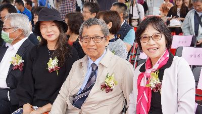 花蓮區農改場的三位前後任場長，都對有機農業研究中心的成立付出相當心血。(右起分別為現任場長杜麗華、前任場長黃鵬、農委會主秘范美玲)--將另開視窗看原圖