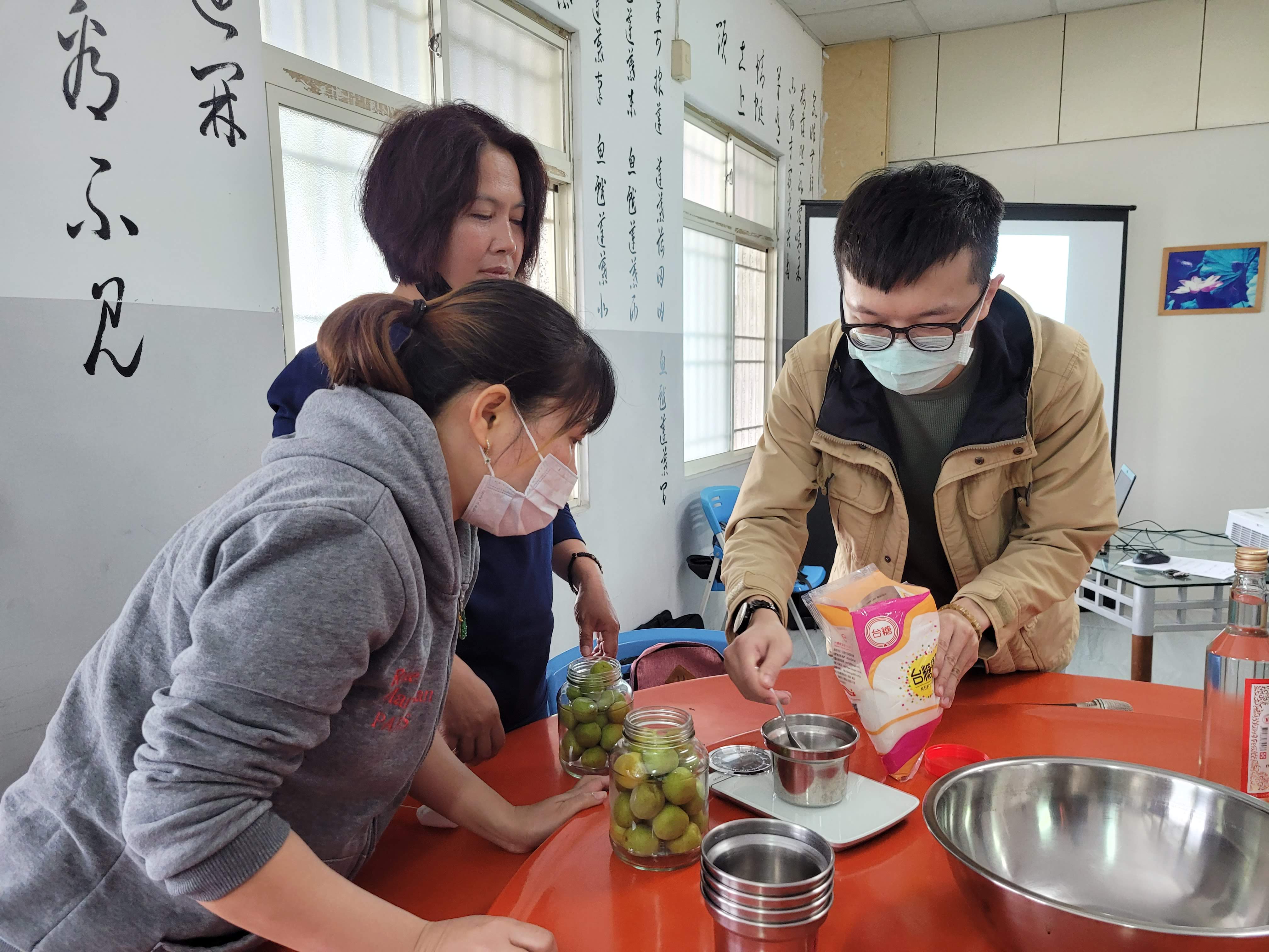 陳柏翰助理研究員教授青梅加工利用