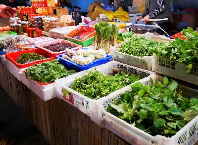 圖6.花蓮市場裡販售各式各樣原住民野菜食材，如龍葵、鵝兒腸、小洋蔥、蕗蕎和樹豆等--將另開視窗看原圖