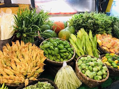 圖7.花蓮東大門夜市許多原住民風味料理，擺著各式各樣原民料理食材，如木鱉果、木鱉雄花苞、南瓜雄花、檳榔花、牧草心、車輪茄、麵包果、過溝菜蕨等--將另開視窗看原圖