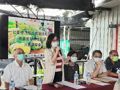 杜麗華場長向農友簡介本場近年投入IPM與新穎研發資材以解決在地產業問題--將另開視窗看原圖
