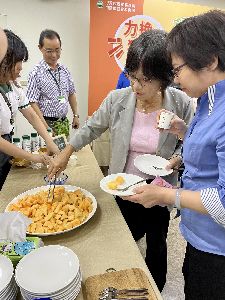 記者會現場有哈密瓜及優格飲的品嚐--將另開視窗看原圖