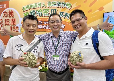 林文華(中)很開心農友都賺到了錢。(右為陳文正，左為賴志昇)--將另開視窗看原圖