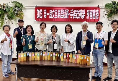 2023第一屆文旦手搖飲競賽評審合影--將另開視窗看原圖