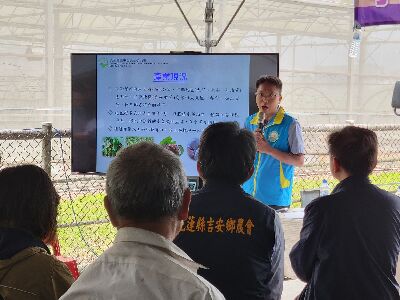 張金元副研究員介紹芋苗種植機--將另開視窗看原圖