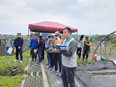 李易樺助理研究員田間操作示範說明--將另開視窗看原圖