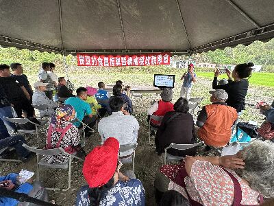 花改場陳緯宸助理研究員進行樹豆機械採收技術說明--將另開視窗看原圖