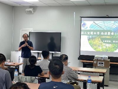 國立宜蘭大學農業推廣委員會總幹事賴裕順教授歡迎學員參加課程及介紹農場願景--將另開視窗看原圖