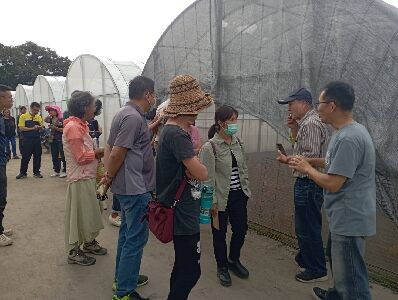 農場管理人員張維垣先生為學員進行「青農創業專區」周邊環境、設施狀況及作物生長情形等導覽解說--將另開視窗看原圖