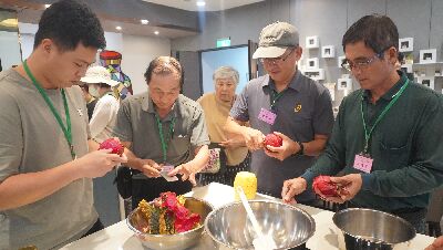 男性學員認真程度也不輸女性學員--將另開視窗看原圖